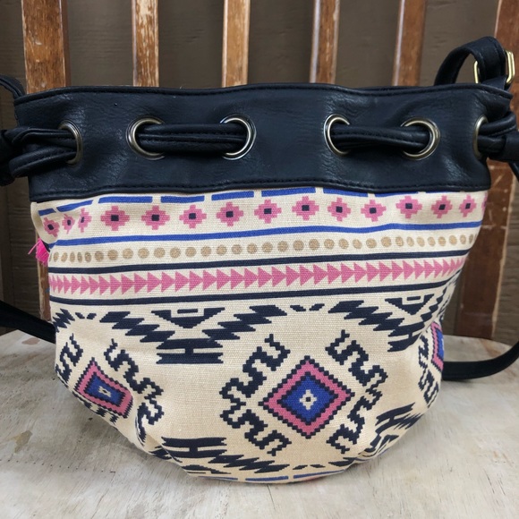 Lily Queen Aztec Crossbody Bucket Bag - Picture 8 of 10